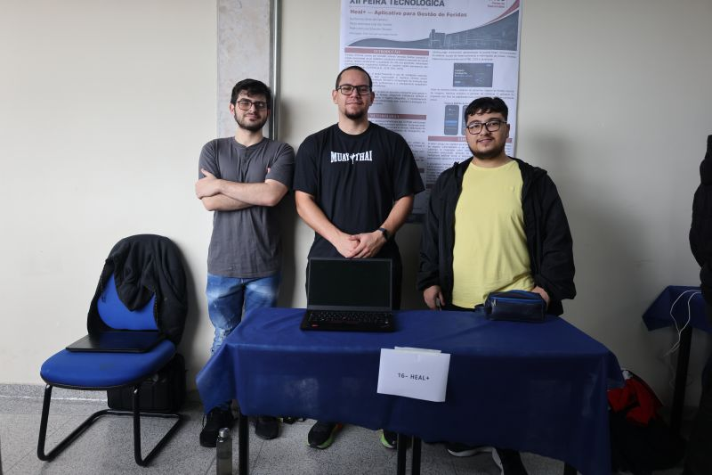 Pedro Tescaro, Guilherme Alves de Campos e Paulo Henrique Leal Santos apresentando o Heal+ na XII Feira Tecnol&oacute;gica da Fatec Ferraz